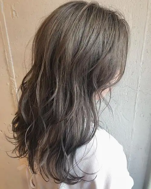 如果你用奶茶色搭配你的衣服,为何不尝试将它用来染发呢?