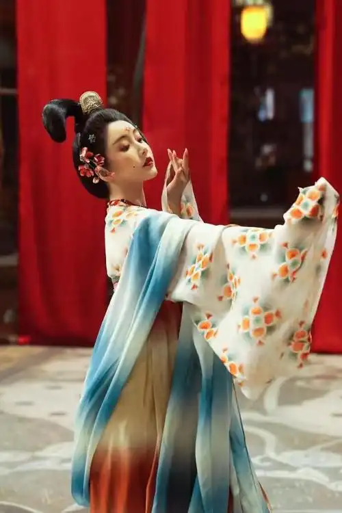 姜贞羽这组汉服造型也太美了这不比古偶剧女主好看