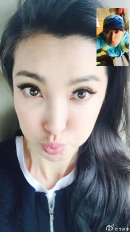 李冰冰与任泉同表情疑似示爱 网友:舌头很灵活