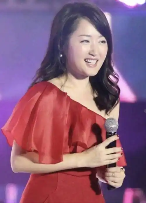 杨钰莹身材大变样大红连体裤显气质却难藏多肉发福太明显