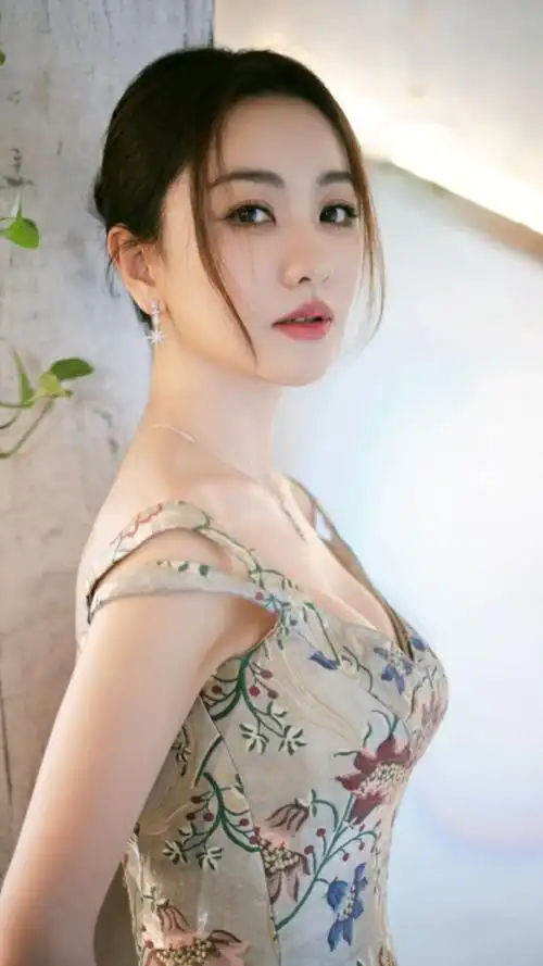 杨蓉身材饱满,性感迷人,美得让人移不开眼