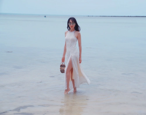 翟煦飞的身材太撩人了,穿迷你银裙炫美腿,难怪老公雷佳音心无旁骛