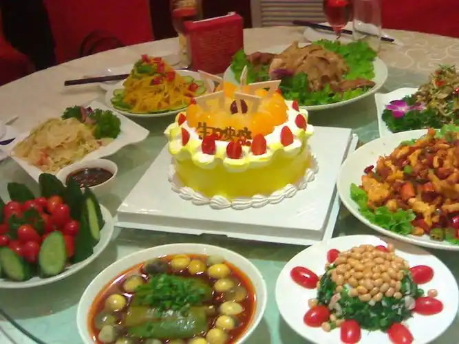 诚请朋友们届时光临心海生日宴会