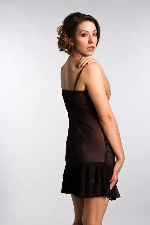 摩尔多瓦,复古棕色的高个子摩尔多瓦女人穿衣服