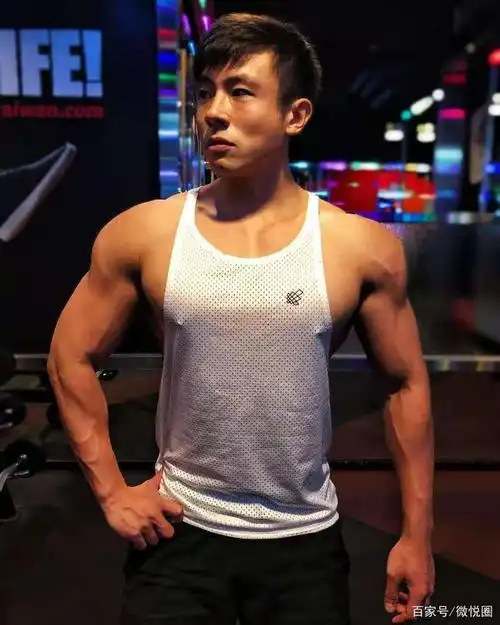 肌肉男也有文艺面,健硕的胸肌和麒麟臂,更显爆棚的男友力