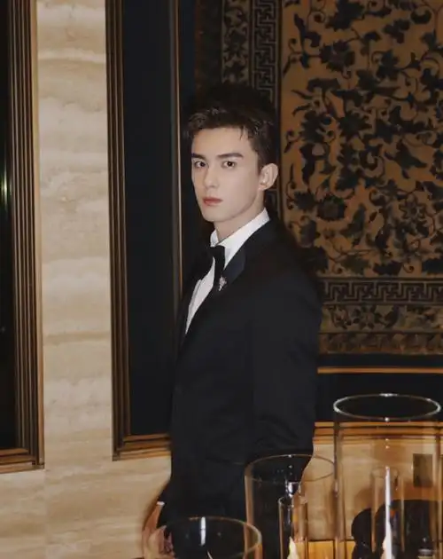 吴磊真的长大了,总裁风西装太撩人!难怪曾被叫"小胡歌"