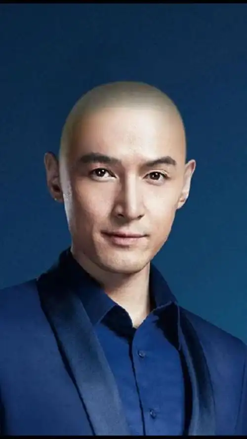 胡歌光头造型更有硬汉气质了,你觉得呢?