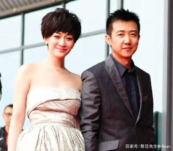 鄢颇是李小冉的现任男友,李小冉之前接受采访时表示年末将和鄢颇结婚.