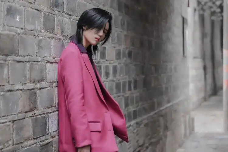 陆柯燃今日线下活动造型 玫红色西装搭黑色衬衫