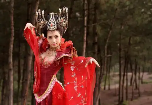 麦迪娜:翩翩香妃落入凡间化精灵