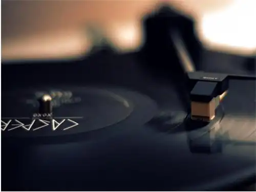 复古留声机唯美意境图片 回忆是一架老式留声机上的一张旧歌片