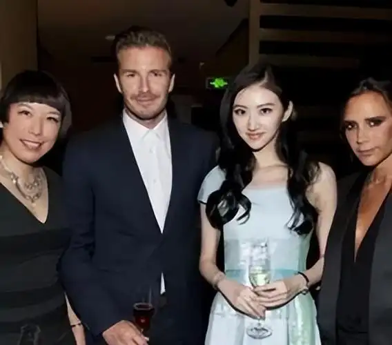 景甜富豪露出水面