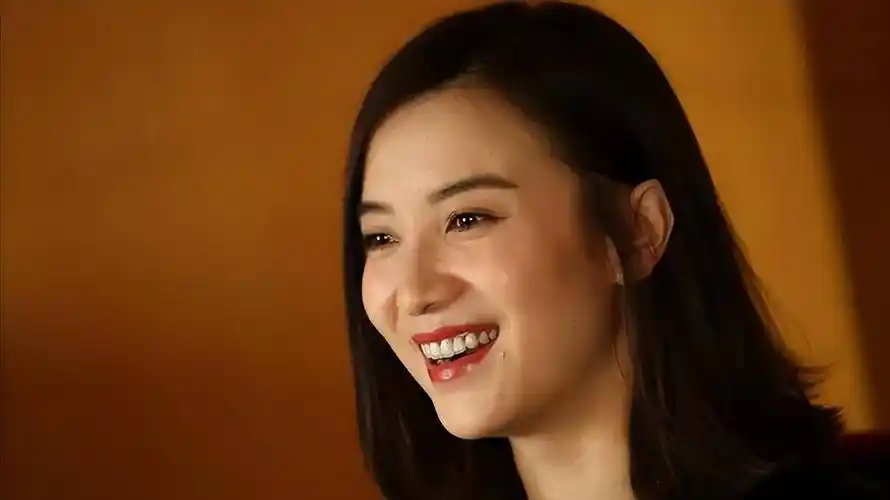 被4个男人"追杀",与5婚导演同居5年,42岁未婚宋佳想要什么?