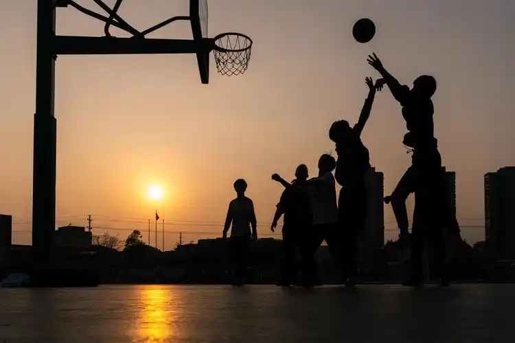 们欢快运动的身影一群充满活力和激情的青春少年欢声笑语在天空中回荡