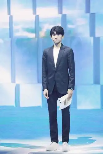 牛仔衣和西装都驾驭的如此完美,只有翩翩少年王源了!