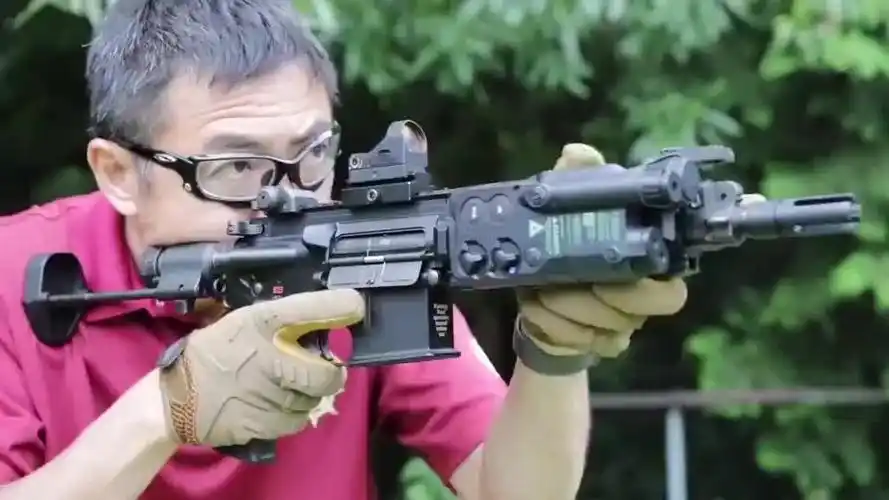 靶场射击日本玩具hk 416c自动步枪采用bb弹供弹