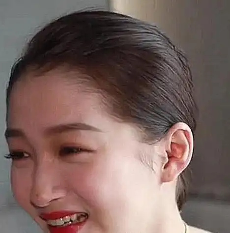 关晓彤无美颜镜头下采访,真实颜值太惊艳,网友:鹿晗真幸福!