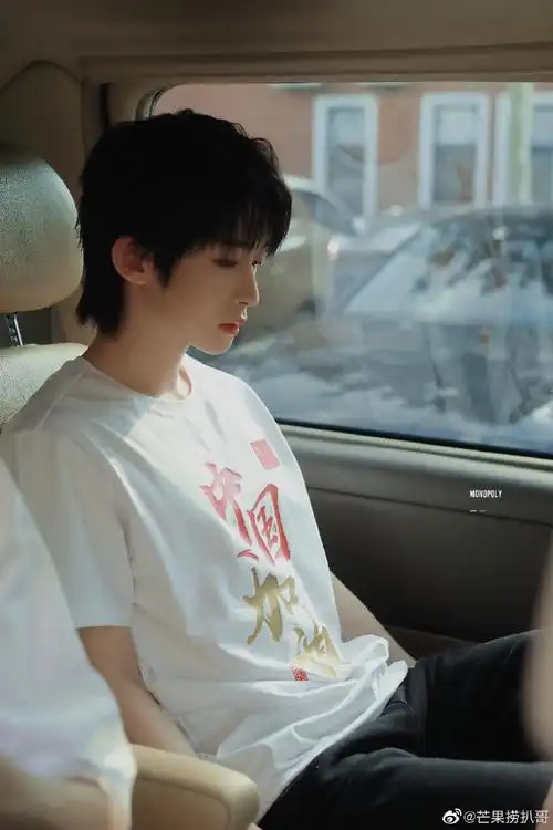 出道三个月快乐,脸上永远洋溢着标志的括弧笑容的笑宇,笑口常开,好彩