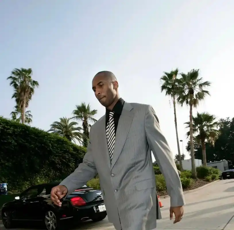 分享一组科比西装帅照!每天的好心情从此刻开始!今日分享-西服 - 抖音