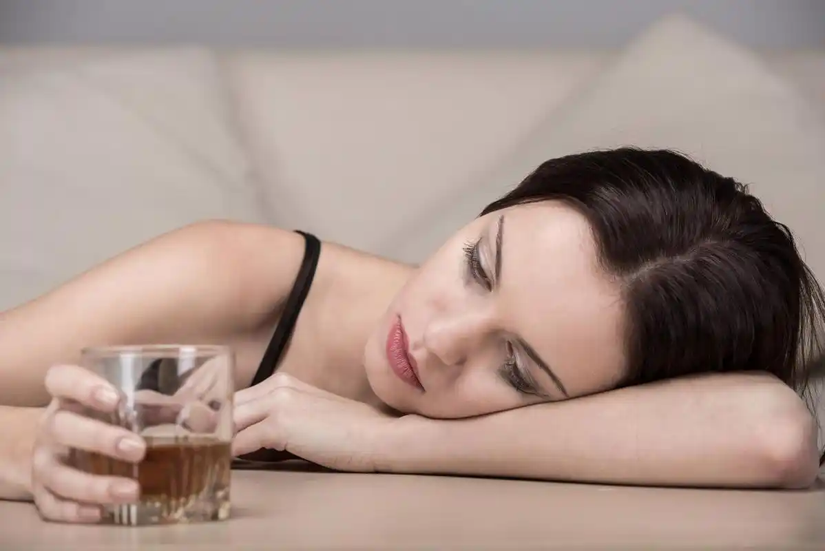 一个正在喝酒的女人