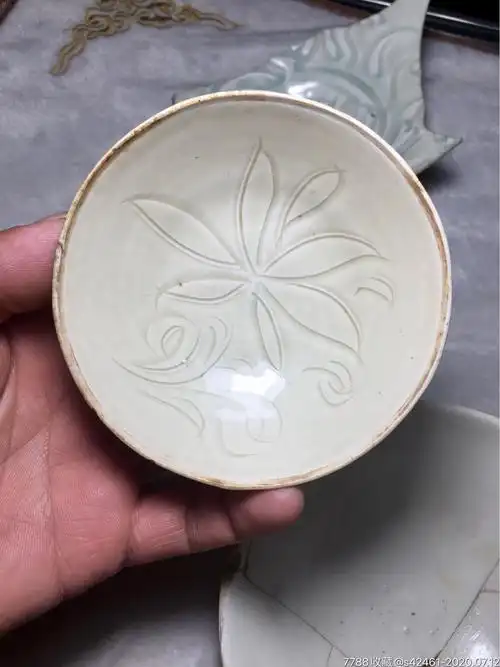 北宋定窑官字款刻花茶盏