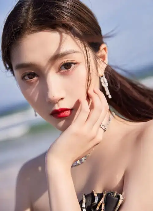 关晓彤壁纸挥着仙女棒登场仙气十足耀黑流光礼服闪闪动人