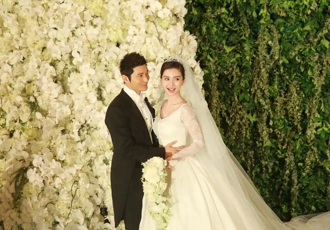 黄晓明与baby结婚证件照曝光 搞怪卖萌玩穿越