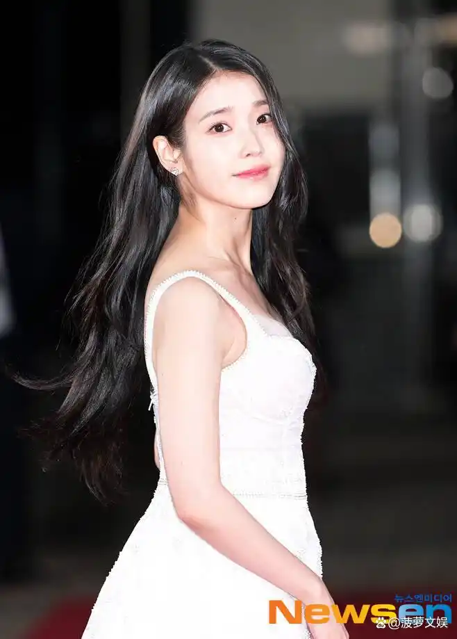 iu李知恩今日青龙奖红毯,一袭白色吊带礼裙,淡雅温柔,好美