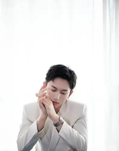 张哲瀚米色西装,干练气质又绝佳!