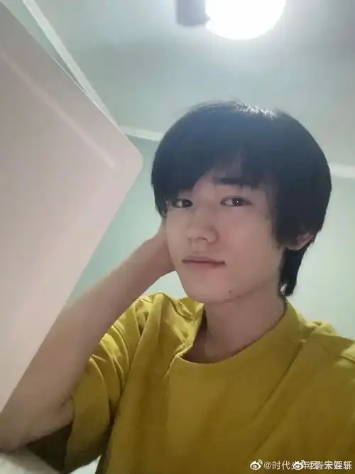 宋亚轩在高考结束后晒出自拍照片