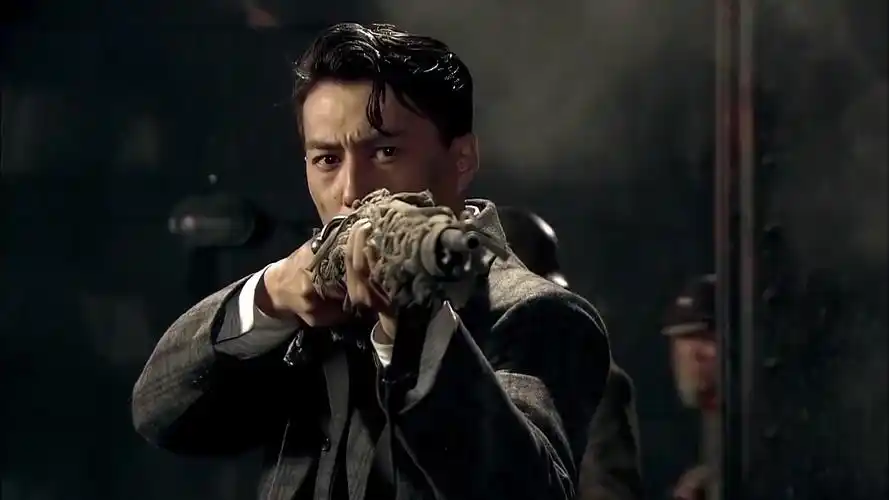 狼烟遍地:小日本挟持妻子,男子忍痛开枪,却偶然引爆生化武器