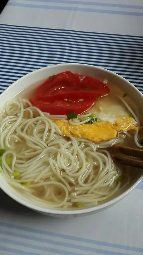 27日孩子们一大早就起来开始忙着给我准备过生日,首先给我端来了一碗