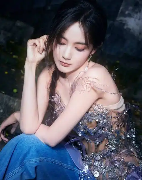 李一桐紫色眼妆搭配水花少女裙,花朵遮盖她美丽动人 –第 3 页– 爱