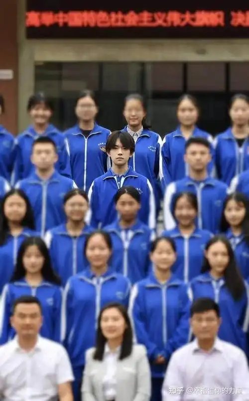 会上唱歌,他特地找了声乐老师,但因为拍戏得了感冒,千玺就一边咳嗽一