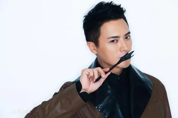 刘晓虎,中国著名男演员,毕业于上海戏剧学院表演系,与陆毅,任泉并称为