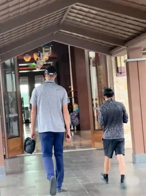 网友偶遇易建联和张一山,这身高差 显得张一山好小|张一山|易建联