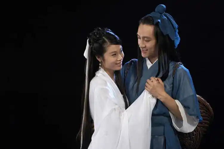 人,夫妻,演员,电影明星,农民,站,微笑,横图,夜晚,留白,民族服装,爱情