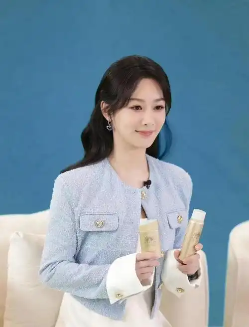 杨紫直播新造型好美白色长裙搭浅蓝色外套清新淡雅又温柔