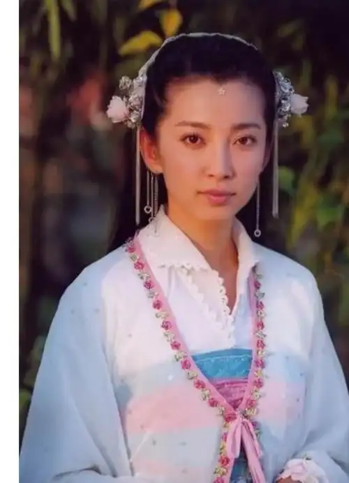 在小编的印象中,李冰冰一直都是《少年包青天》中的形象啊.