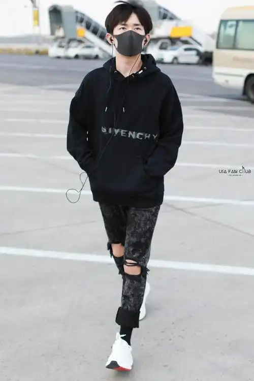 易烊千玺帅气穿搭合集,搭配风格多变,男友力十足