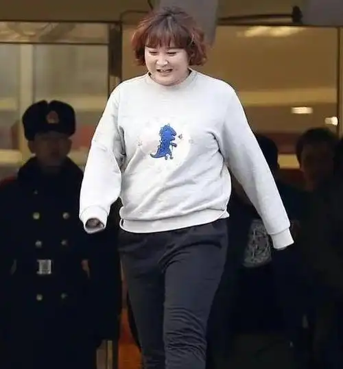 瘦百斤后的贾玲算不算大美女看看她和张小斐谢楠的合照就知道了