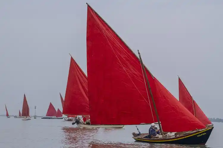 意大利威尼斯举行红色帆船赛【3】