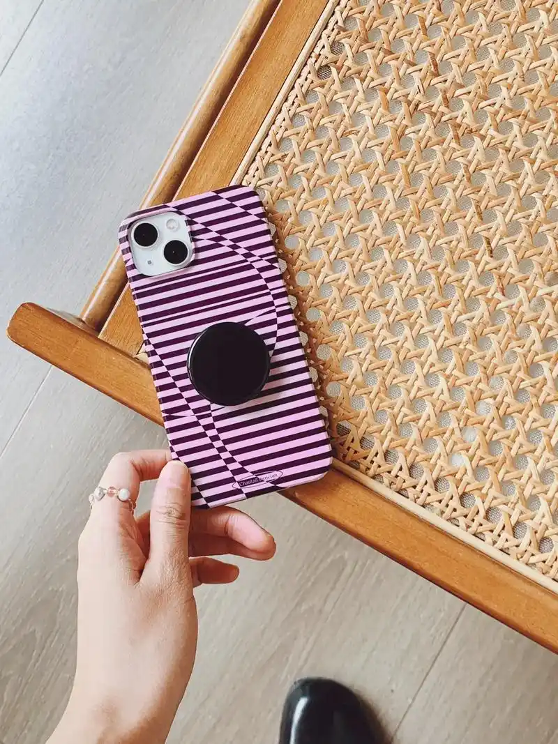 复古的紫黑色块构成秋冬不能错过的手机壳