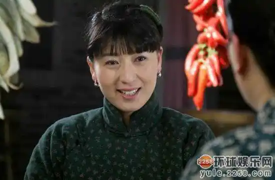 16年前,二人转演员闫学晶因出演《刘老根》中的赵本山的女儿"山杏"被