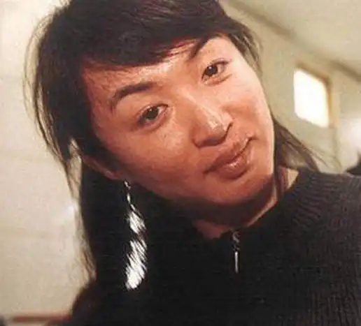 53岁金星素颜照曝光,脸上零皱纹,头发凌乱,网友:不化妆长这样