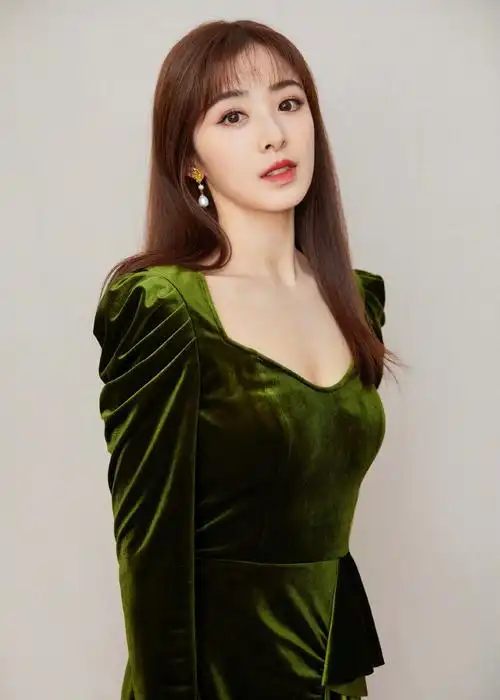 简介:张含韵复古风绿丝绒长裙性感美艳写真图片,分享一组张含韵图片给