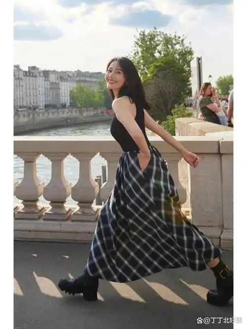 高圆圆把简约风穿火了!背心 高腰阔腿裤,高级时髦又洋气