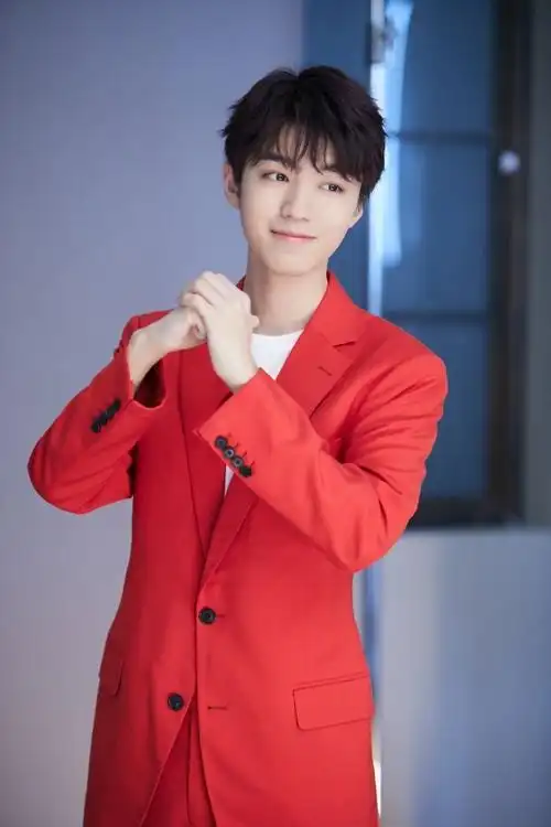 王俊凯红西装搭白t温暖帅气抱拳送春联祝福年味足