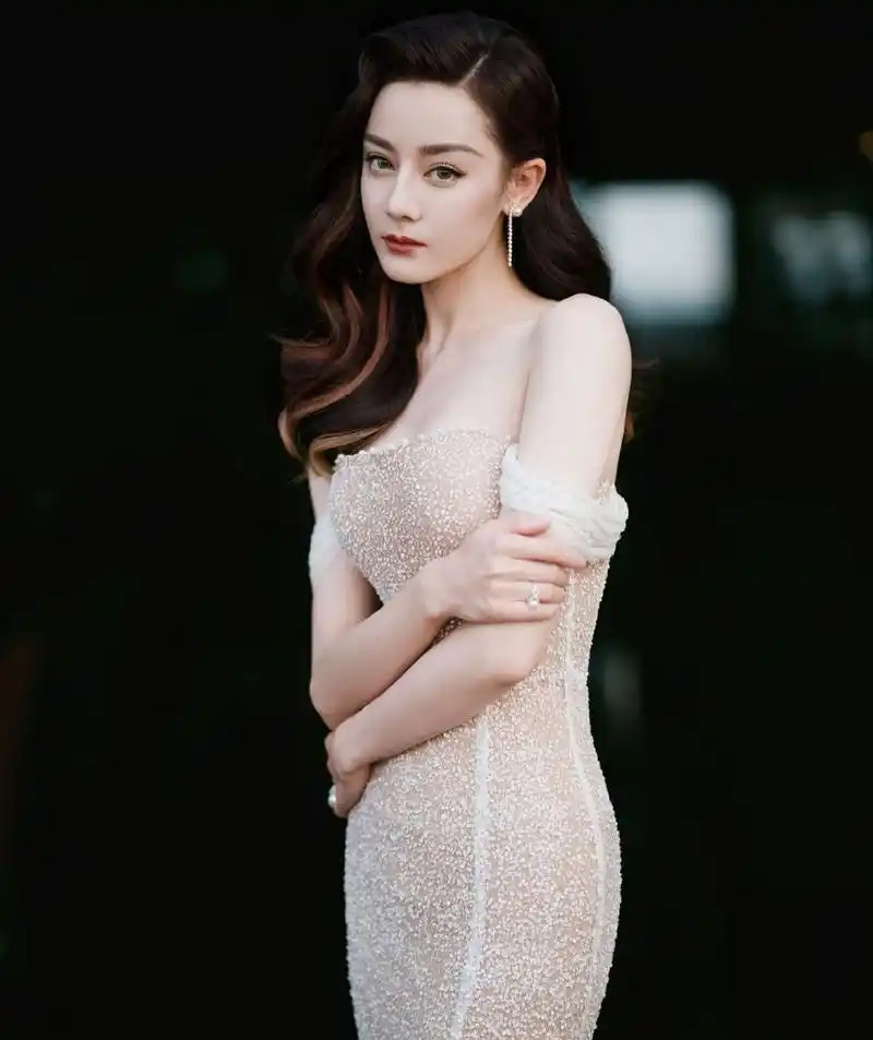 迪丽热巴,白色吊带星空裙,大波浪卷发型,这身材曲线,美美美!