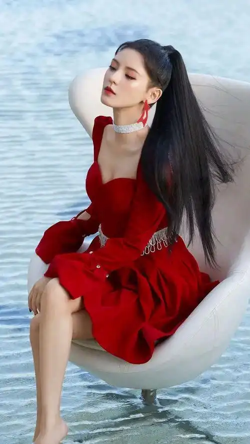 红色长裙性感艳丽的张予曦